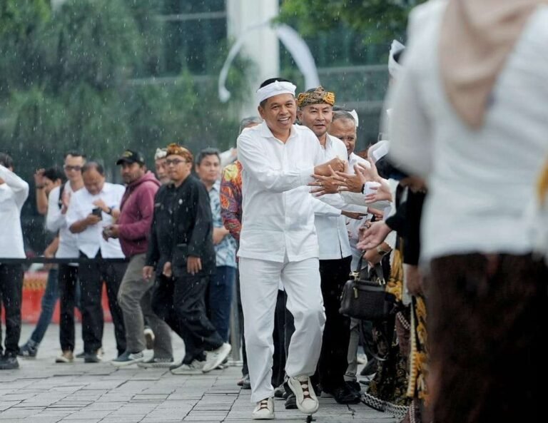 Dedi Mulyadi Serahkan SK Pengangkatan dan Mutasi Kepala Sekolah