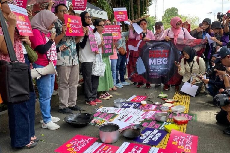 Protes Program MBG, Ibu-ibu Gelar Aksi di Monas