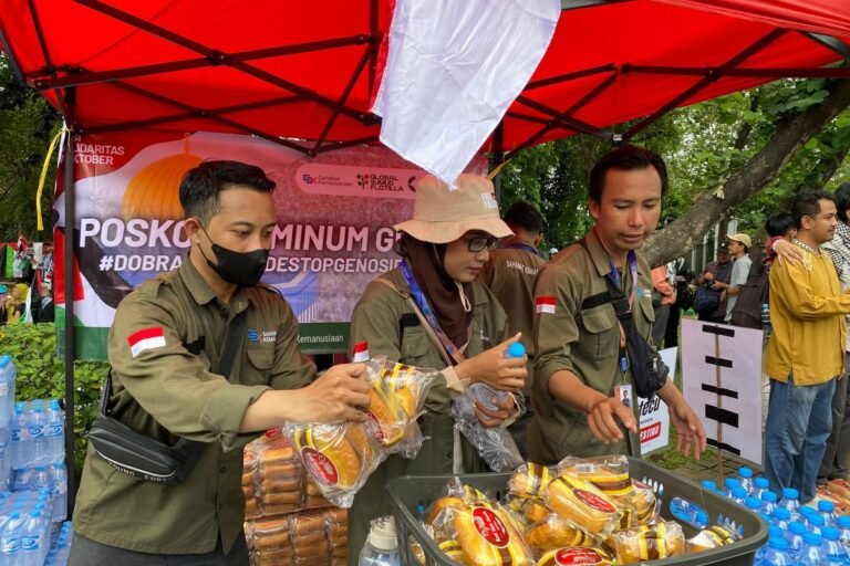 Sahabat Kemanusiaan Karawang Bagikan Air Minum dan Roti Gratis kepada Peserta Aksi di Kedubes AS