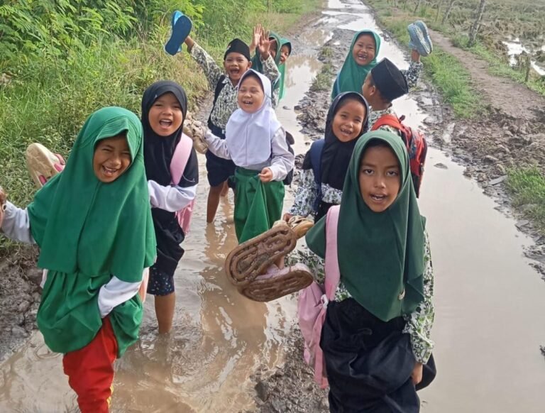 Warga Minta KDM dan Bupati Subang Tinjau Langsung ‘Jalan Kubangan Kerbau’ di Pinangsari-Ciasem