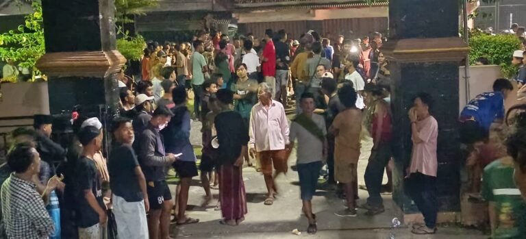 Memanas! Warga Ngamuk Kepung Kantor Desa, Minta Curanmor Diserahkan untuk Dihakimi
