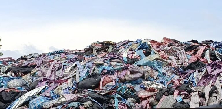 Berbahaya! Tumpukan Limbah Diduga B3 Cemari Area Irigasi di Karawang