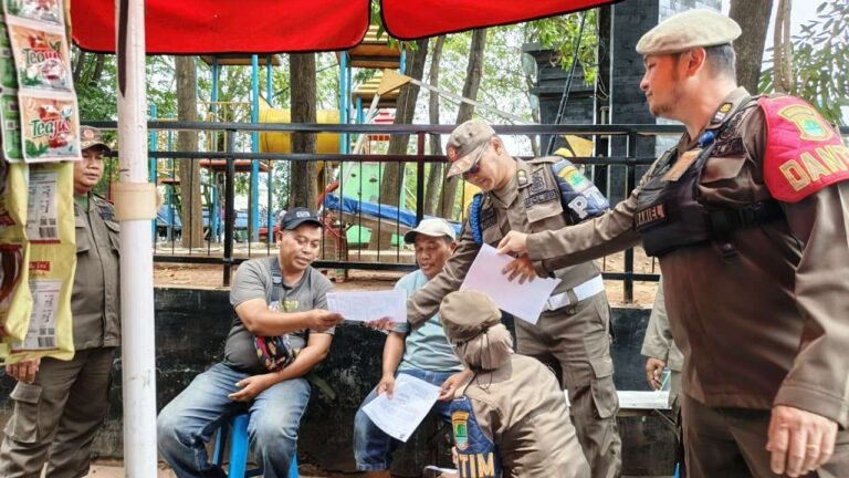 Revitalisasi Taman i Love Karawang, Satpol PP Minta PKL Segera Bongkar Lapak