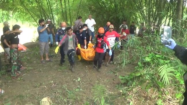 petugas-mengevakuasi-mayat-yang-membusuk-di-sungai-citarum-1761481843520_169