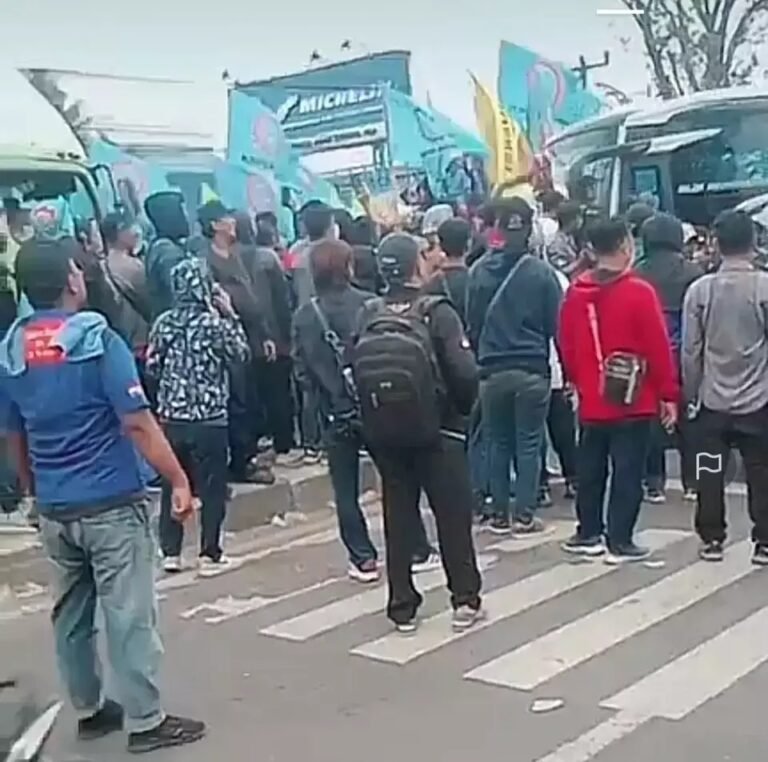 Imbas PHK Massal, Massa Buruh Blokir Jalan Pantura Bekasi