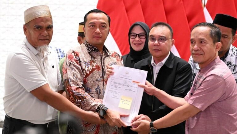 Gunakan Hak Rehabilitasi, Presiden Prabowo Pulihkan Nama Baik 2 Guru di Luwu Utara
