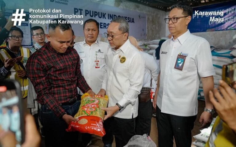 Kunker di Karawang, Menko Zulhas Pastikan Stok Pupuk Subsidi Aman