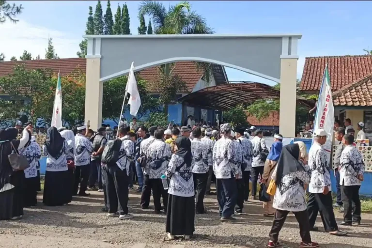 Solidaritas untuk Guru Rana, Anggota PGRI Datangi SMPN 2 Jalancagak
