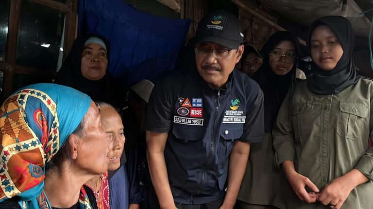 Mensos Gus Ipul Doa Bersama dengan Komunitas Pemulung Bekasi