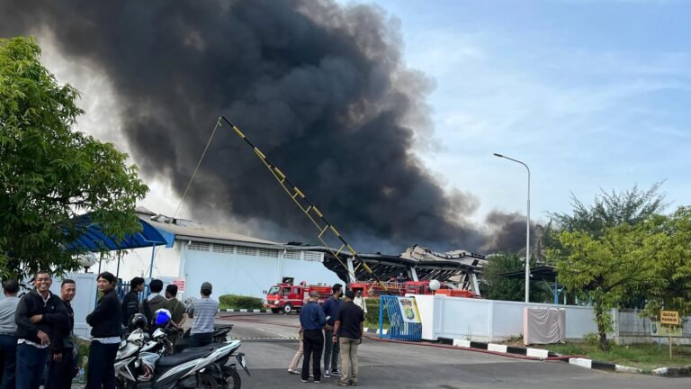 Kebakaran Pabrik di Cikarang Utara, hingga Selasa Pagi Kepulan Asap Masih Terlihat