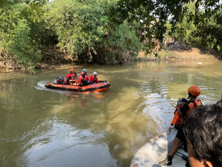 3 Bocah Hilang Terseret Arus Kali Cikarang