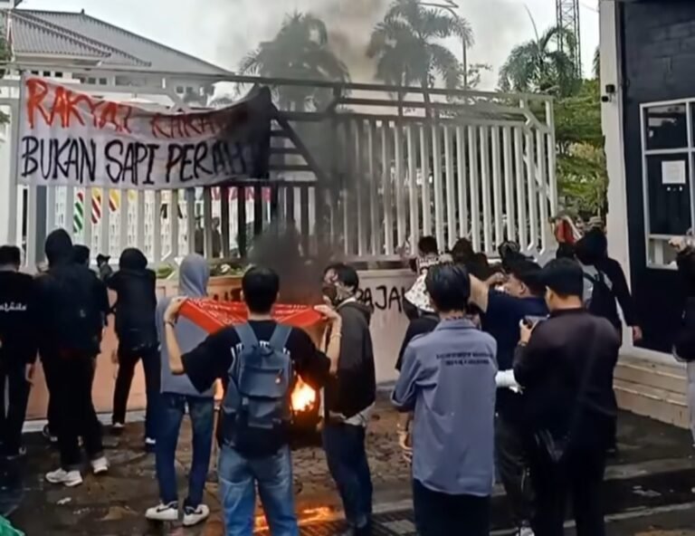 Lagi, Kantor Bupati Karawang Didemo Mahasiswa GMNI