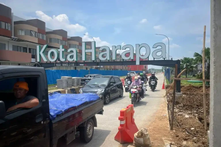Jalan Utama di Kawasan HI Bekasi Ditutup, Warga dan Pelaku Usaha Protes Pengembang