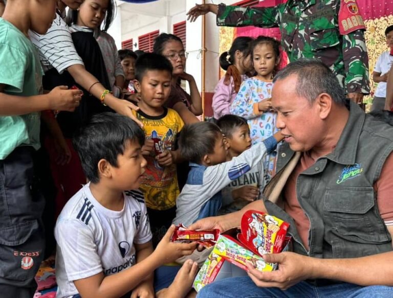 Wali Kota Bekasi Serahkan Langsung Bantuan kepada Korban Bencana di Aceh -Sumatra