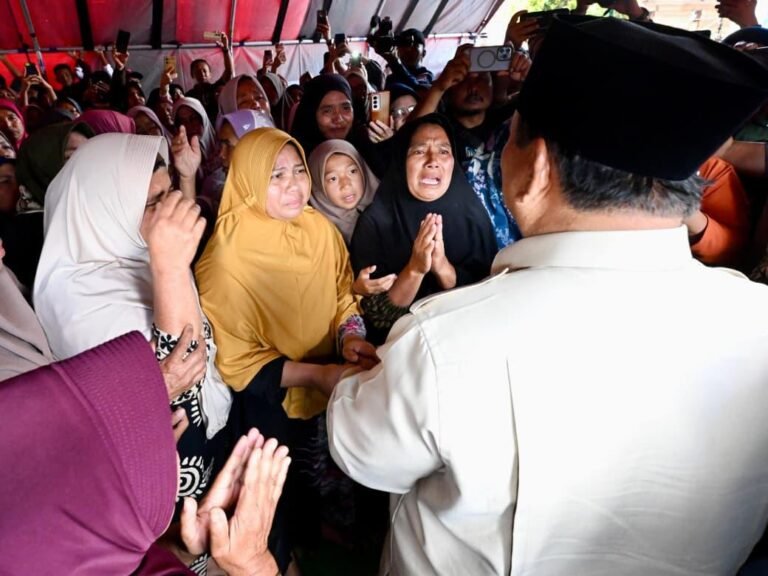 Tangisan Ibu-ibu Aceh Tengah di Hadapan Prabowo