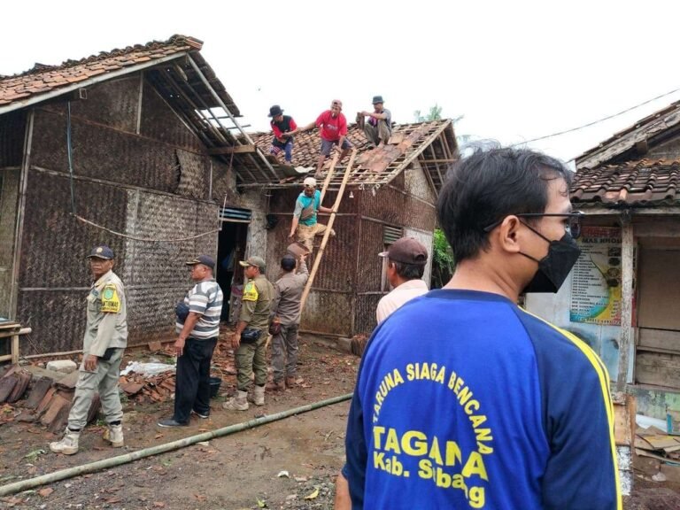 14 Rumah di Tambakdahan – Subang Rusak Akibat Angin Puting Beliung