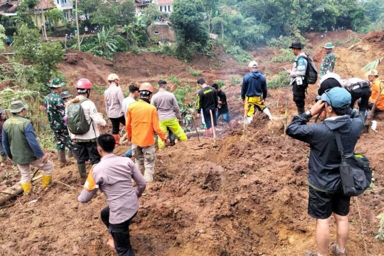 Longsor di Arjasari – Bandung, 3 Warga Tertimbun Masih dalam Pencarian