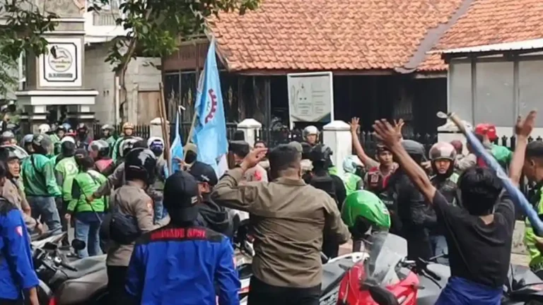 Buruh dan Ojol di Purwakarta Bentrok?