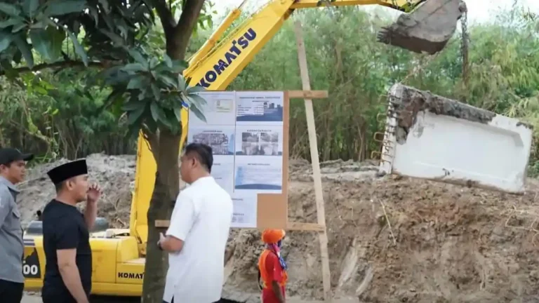 Cegah Banjir, Pemkab Bekasi Bangun Tanggul Sungai Cikadu di Sukadami