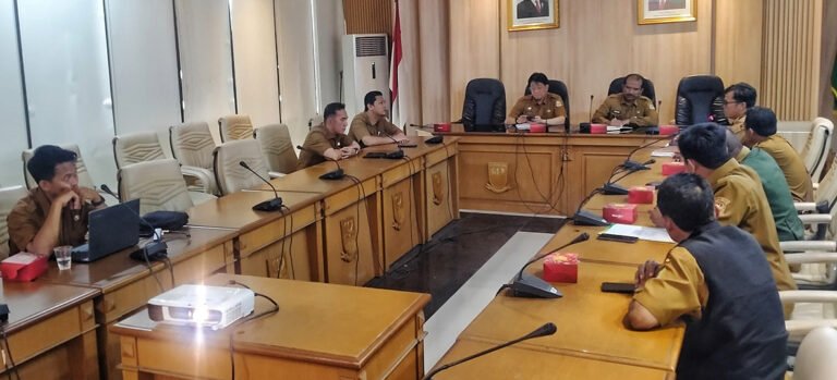 Tak Ditemui Sekda, Perangkat Desa Geruduk Kantor Bupati Bekasi
