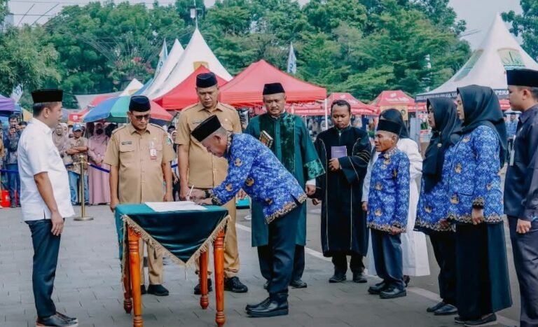 Ribuan PPPK Paruh Waktu Karawang Resmi Terima SK