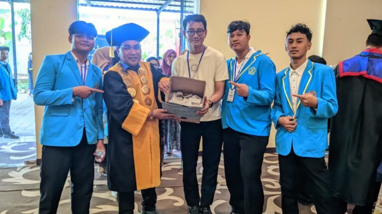Wisuda STIE-STTK Budi Pertiwi, Alumni dan BEM Galang Donasi untuk Bencana Sumatera-Aceh