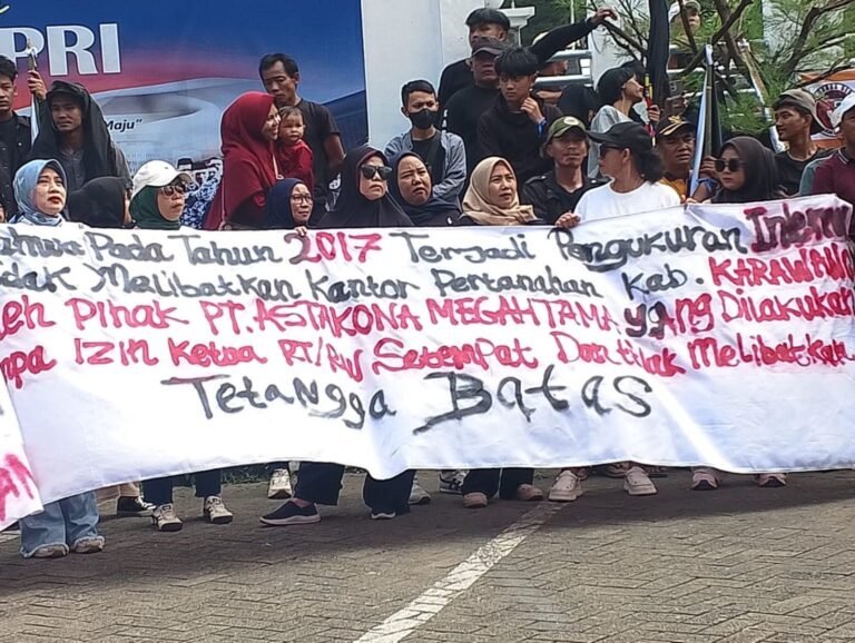 Tanah Diduga ‘Dicaplok’ Pengembang, Ratusan Warga Demo BPN Karawang