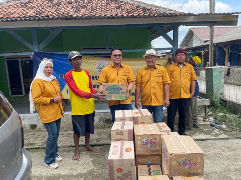 MKGR Salurkan Bantuan untuk Korban Banjir di Desa Karangligar