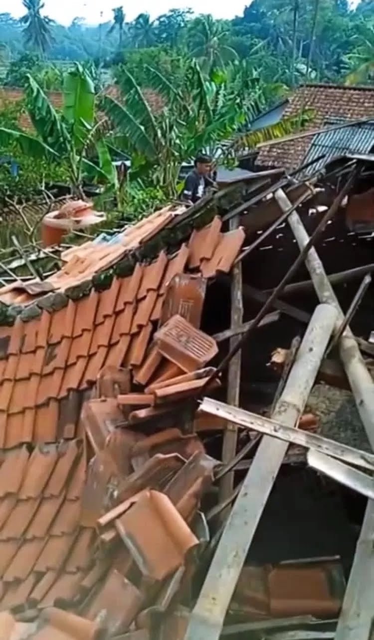 Om Zein Perintahkan Dinas Perkim Perbaiki Rumah Ambruk di Sukatani