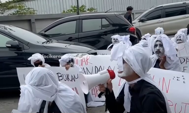 Belasan Pocong Demo PDAM Bekasi, Minta Dedi Mulyadi Turun Tangan