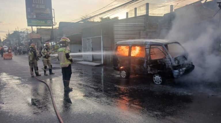 Mobil Terbakar di Purwakarta, Warga Panik dan Pemilik Alami Luka Bakar