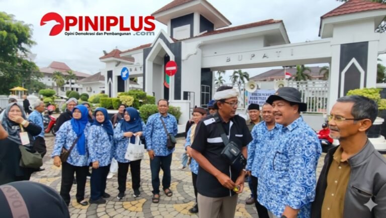 Tuntut Pencairan Rp 14 Juta per Orang, Purna ASN Demo Kantor Pemkab Karawang