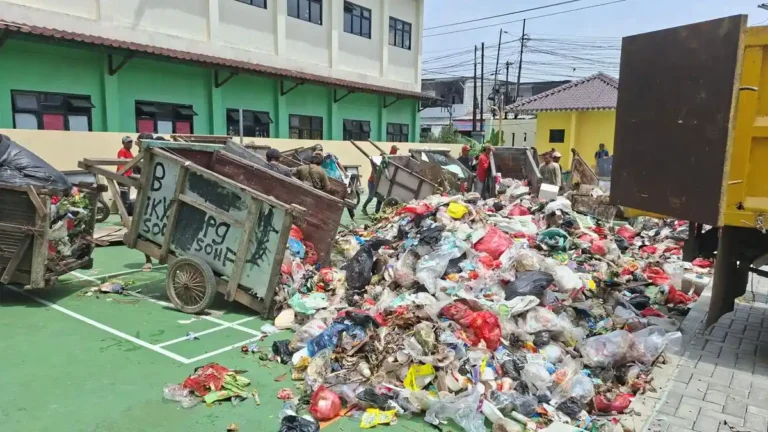 TPS Liar Kebalen Ditutup, Sampah Ditumpuk di Halaman Kantor Kelurahan