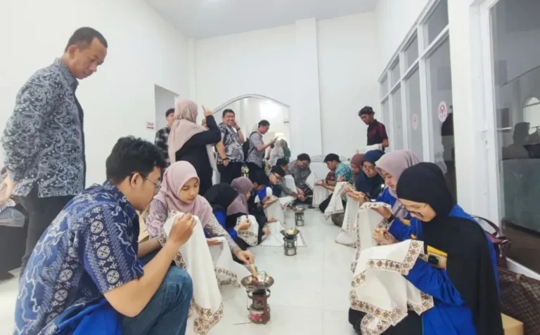 Kunjungi PLUT KUMKM Subang, Mahasiswa Malaysia Antusias Belajar Membatik