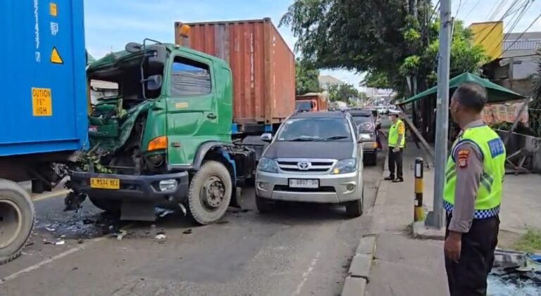 Kecelakaan Beruntun di Jalan Sultan Agung Bekasi Libatkan Empat Truk Kontainer