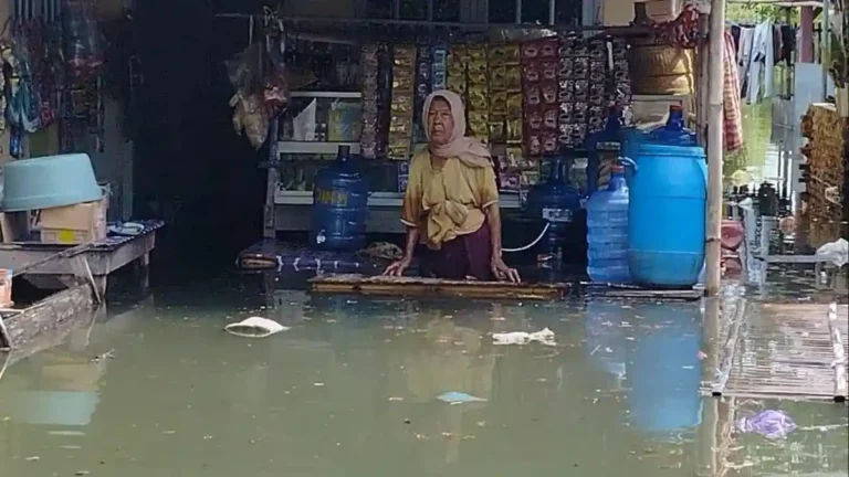 Banjir Rob, Ribuan Rumah di Legon Kulon – Subang Terendam 40 Cm