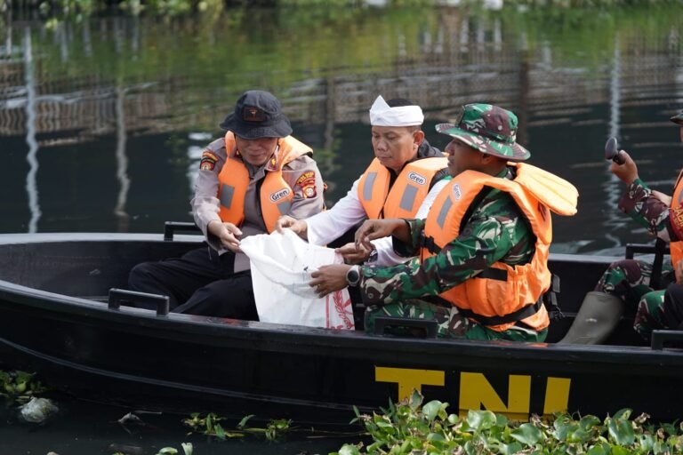 HUT Kodam Jaya ke-76, Anggota TNI Bersih-bersih Sungai Blencong