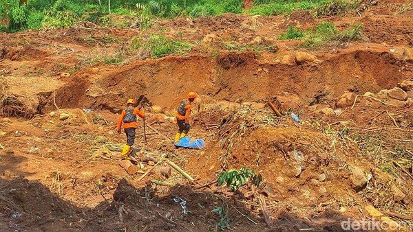 Sudah Sepekan Korban Longsor Anjasari – Bandung Belum Ditemukan, Pencarian Dilanjutkan