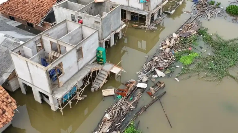 Proyek Dihentikan Sementara, Pembangunan Rumah Panggung Dedi Mulyadi Ikut Terendam Banjir