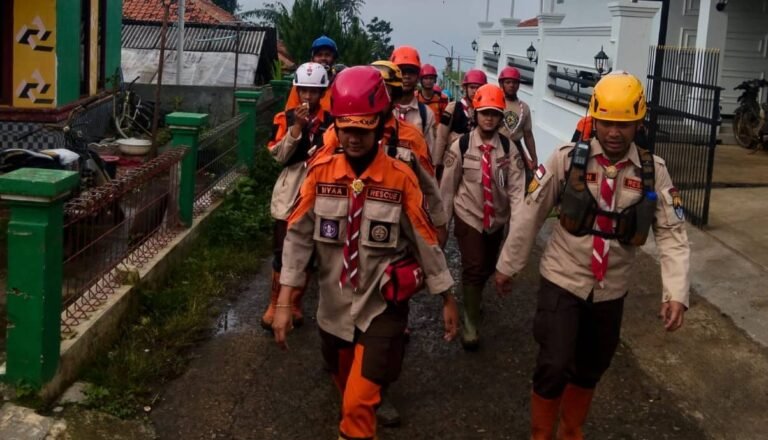 Bantu Korban Bencana Tanah Longsor Cisarua, Pramuka Purwakarta Kirimkan Tim SAR