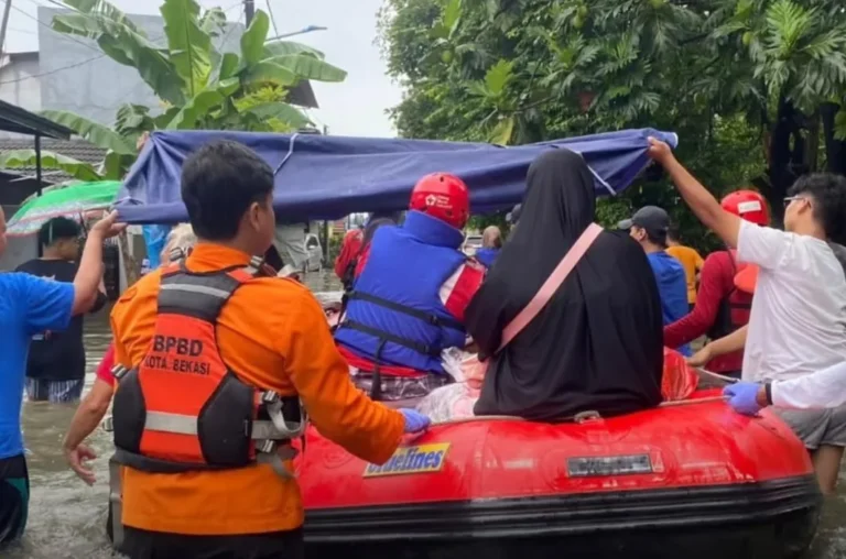 Pria Lansia di Bekasi Timur Meninggal Dunia Setelah Terseret Arus Banjir