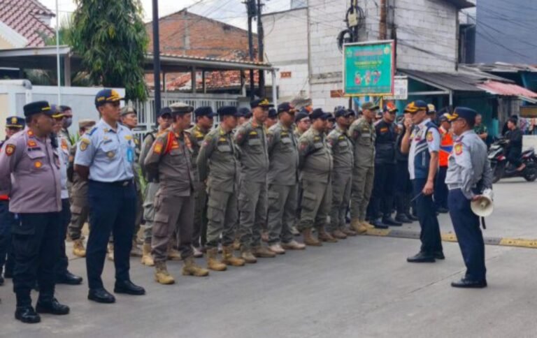 Petugas Gabungan Kota Bekasi Tertibkan Parkir Liar dan PKL