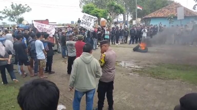 Dana Desa Diduga Dipindahkan ke Rekening Pribadi, Pjs Kades di Karawang Didemo Warga