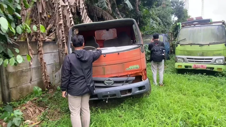 Dipenuhi Rumput Liar, Puluhan Kendaraan Milik Pemkot Bekasi Terbengkalai