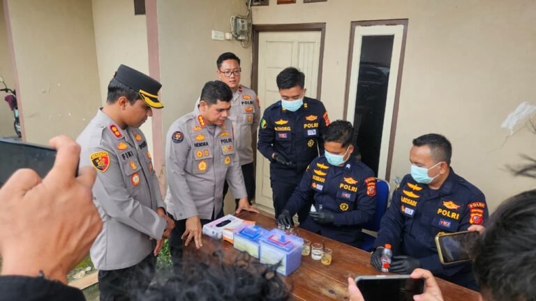 Polda Jabar Pastikan Kelayakan dan Keamanan Makanan Dapur Umum yang Dikonsumsi Korban Banjir Karawang