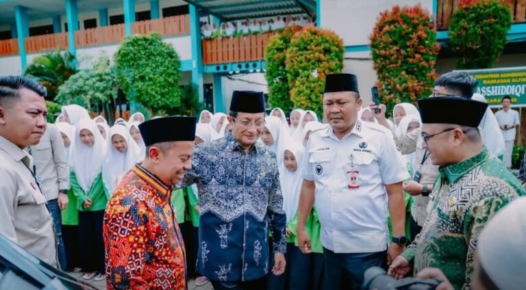 Menag Serahkan Bantuan dan Resmikan SPPG di Ponpes Asshiddiqiyyah Karawang