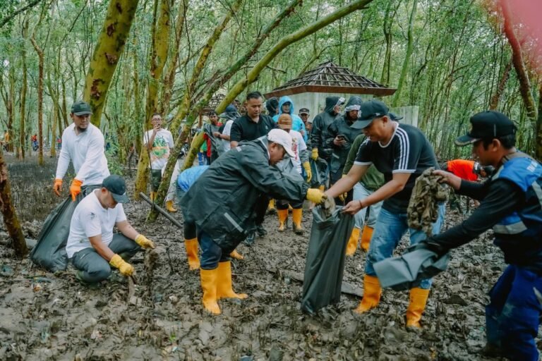 Bupati Aep dan Forkopimda Bersih-bersih Hutan Mangrove Tangkolak