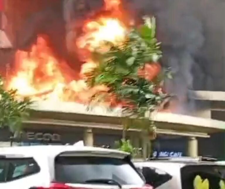 Diduga Akibat Percikan Las, Mall di Kota Bekasi Kebakaran