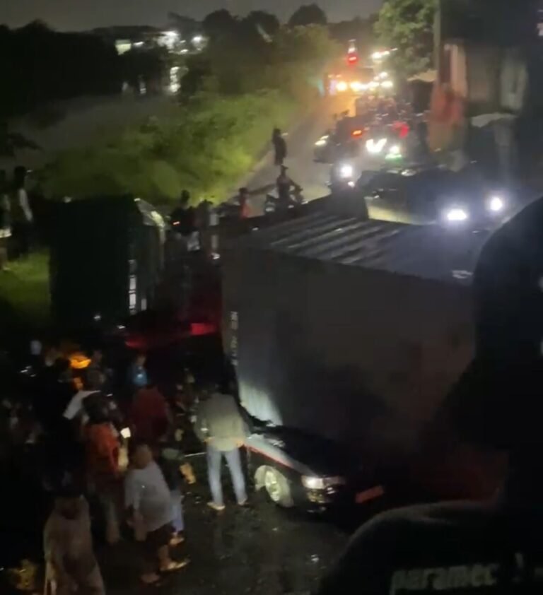 Kecelakaan Maut Truk Trailer Timpa Mobil Sedan, 3 Orang Tewas Termasuk Balita
