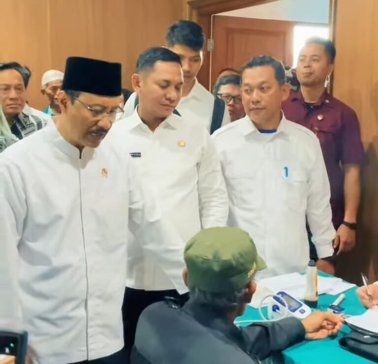 Kemensos Salurkan Bansos Terpadu bagi Warga Bekasi